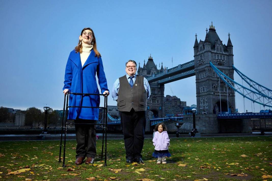 Dünyanın en uzun ve en kısa kadını bir araya geldi: Boyları şaşırttı! Buluşmada renkli görüntüler ortaya çıktı 1